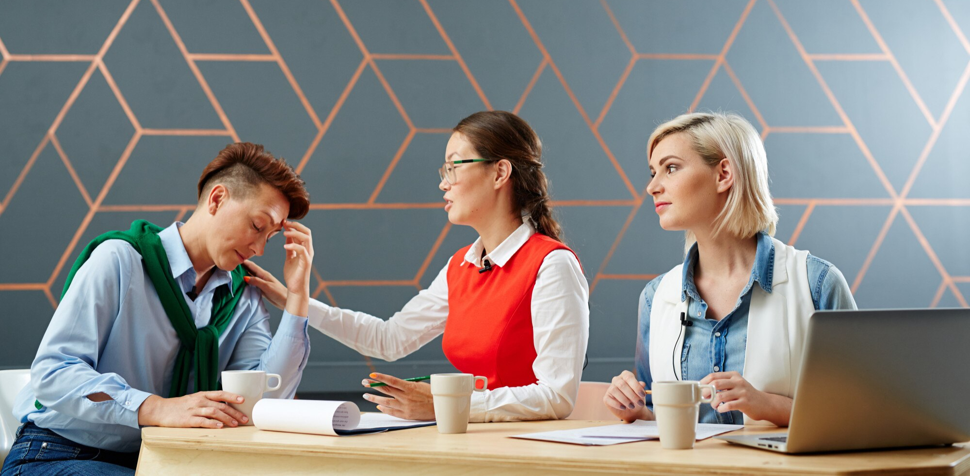 Η Επιτυχία σου τους Ενοχλεί; Πως να Διαχειριστείς Ζήλια και Υπονόμευση με Ψυχραιμία