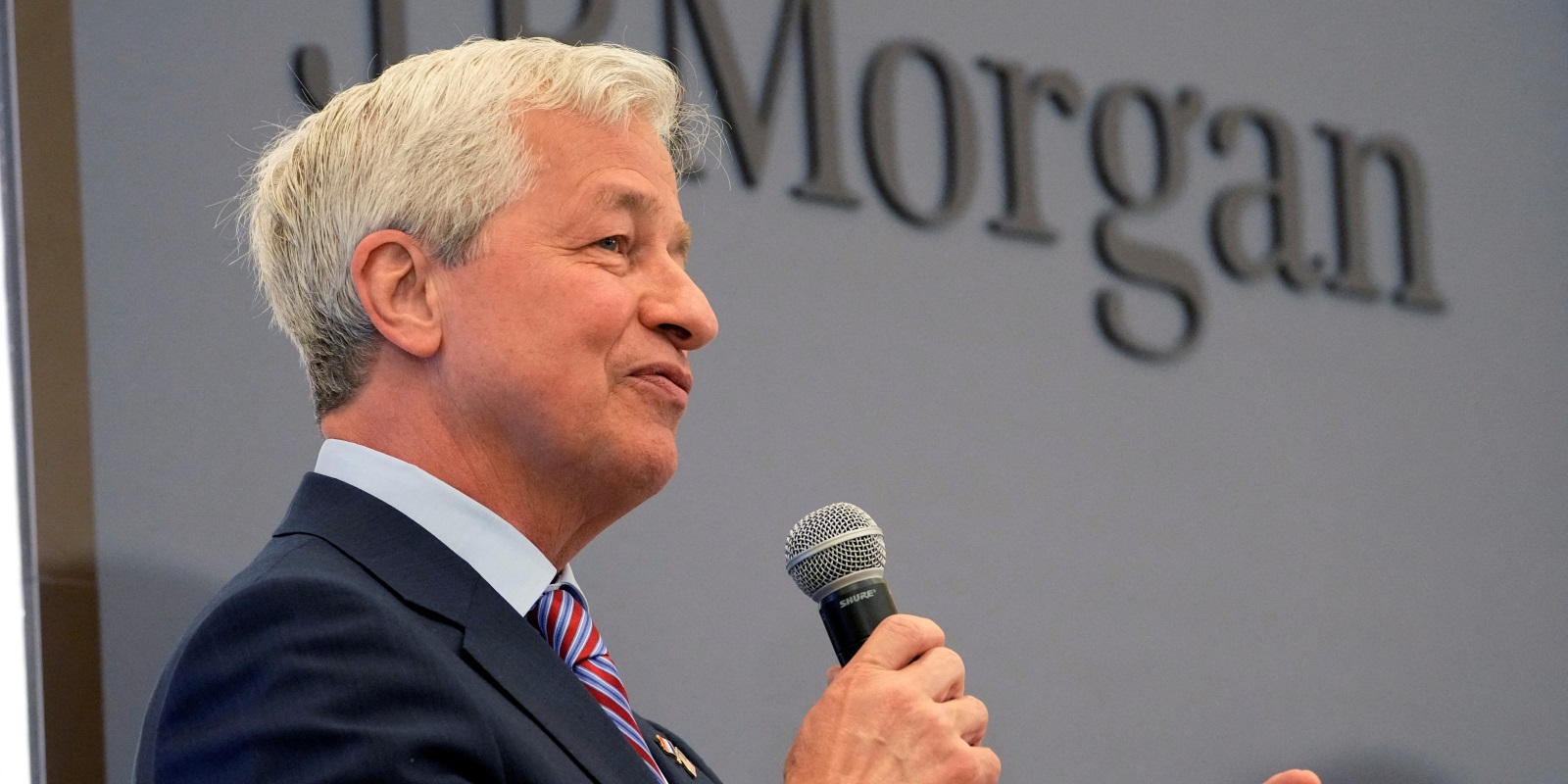 Η JP Morgan Εκπέμπει Σήμα Κινδύνου: Όταν Όλοι Νιώθουν Ασφαλείς, οι Κίνδυνοι Συσσωρεύονται