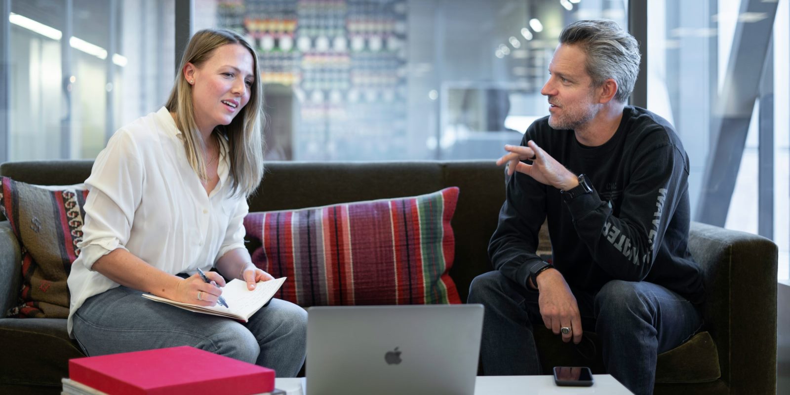 Πώς να Κάνετε Ερωτήσεις που Φέρνουν Ειλικρινείς Απαντήσεις Χωρίς Ένταση