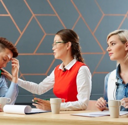 Η Επιτυχία σου τους Ενοχλεί; Πως να Διαχειριστείς Ζήλια και Υπονόμευση με Ψυχραιμία