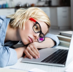 Burnout & Boreout: Πώς να Αναγνωρίσετε και να Διαχειριστείτε το Εργασιακό Στρες