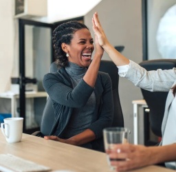 Πώς να Χτίσεις Επαγγελματική Φιλία Χωρίς να Χάσεις τον Επαγγελματισμό σου