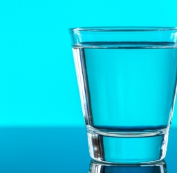 Ένα Ποτήρι Νερό με έκανε να Αναθεωρήσω τον Τρόπο που Αντιδρώ στη Ζωή