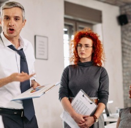 Τοξικός Προϊστάμενος: Πώς να τον Εντοπίσετε, να τον Αντιμετωπίσετε και να Προστατευθείτε