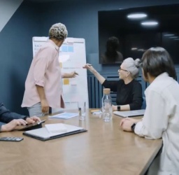 Τέλος στην Παράλυση Αποφάσεων: Οι Ηγέτες που Μεταμορφώνουν την Οργάνωση σε Δράση