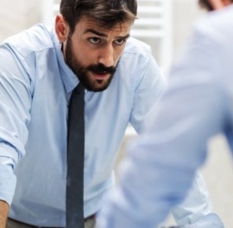 Πώς να Διαχειριστείς έναν Ανασφαλή Ηγέτη: Στρατηγικές για να Προστατεύσεις Απόδοση και Σχέσεις