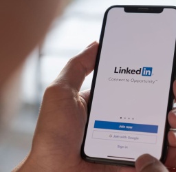 5 απλά βήματα για να ξεχωρίσεις στο LinkedIn.
