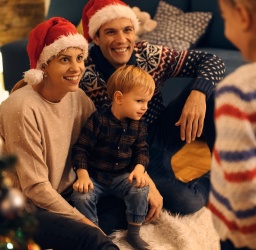 Από τη Φάτνη στη Σύγχρονη Οικογένεια: Μαθήματα Γονεϊκότητας από την Ιστορία των Χριστουγέννων