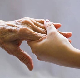 Εργασία και Φροντίδα: Γιατί οι Εταιρείες Πρέπει να Υιοθετήσουν Πολιτικές Eldercare