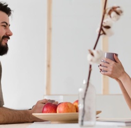 Έρωτας στο Γραφείο: Πειρασμός, Κίνδυνοι και οι Αλήθειες πίσω από τις Σχέσεις στη Δουλειά