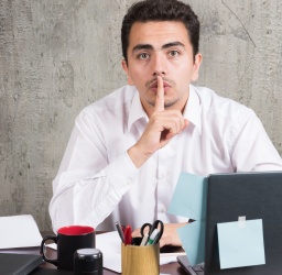 Η Σιωπή Κοστίζει: Γιατί οι Άνθρωποι Σιωπούν Ακριβώς όταν Χρειάζεται να Μιλήσουν