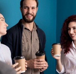 Coffee Badging: Η Νέα Τάση στην Εργασία και η Επίδρασή της στις Επιχειρήσεις