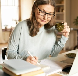 Μοναχικότητα Vs Μοναξιά: Η Τέχνη του να Μένεις Δημιουργικά Μόνος
