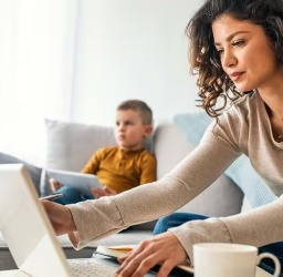 Γιατί οι Γονείς Αποδίδουν Καλύτερα στην Εργασία